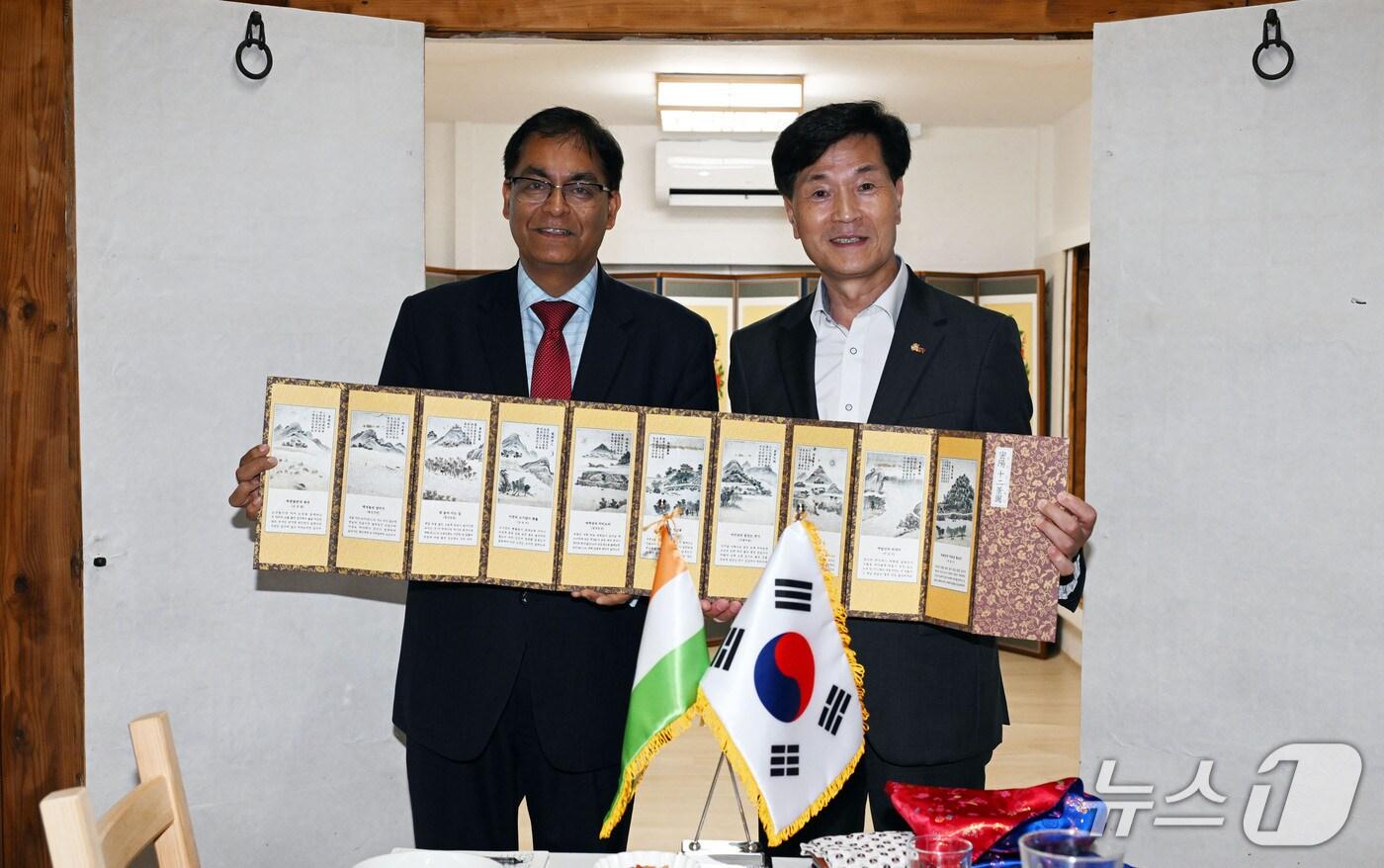 안병구 밀양시장(오른쪽)이 4일 밀양을 방문한 아밋 쿠마르 주한 인도대사에게 밀양 관광 기념품을 전달하고 있다.(밀양시 제공. 재판매 및 DB금지)