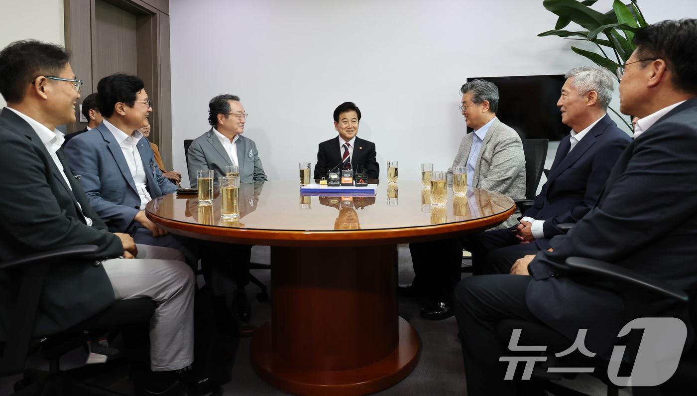 정동영 통일부 장관이 지난 8월 서울 여의도 국회의원회관 내 의원실에서 남북협력민간단체협의회 관계자들과 면담을 하고 있다. 2025.8.4/뉴스1 ⓒ News1 장수영 기자