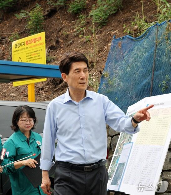 본문 이미지 - 이강덕 경북 포항시장이 4일 북구 용흥동 산사태 위험 지역에서 현장 점검을 하고 있다. (포항시제공, 제판매 및 DB금지) 2025.8.4/뉴스1 