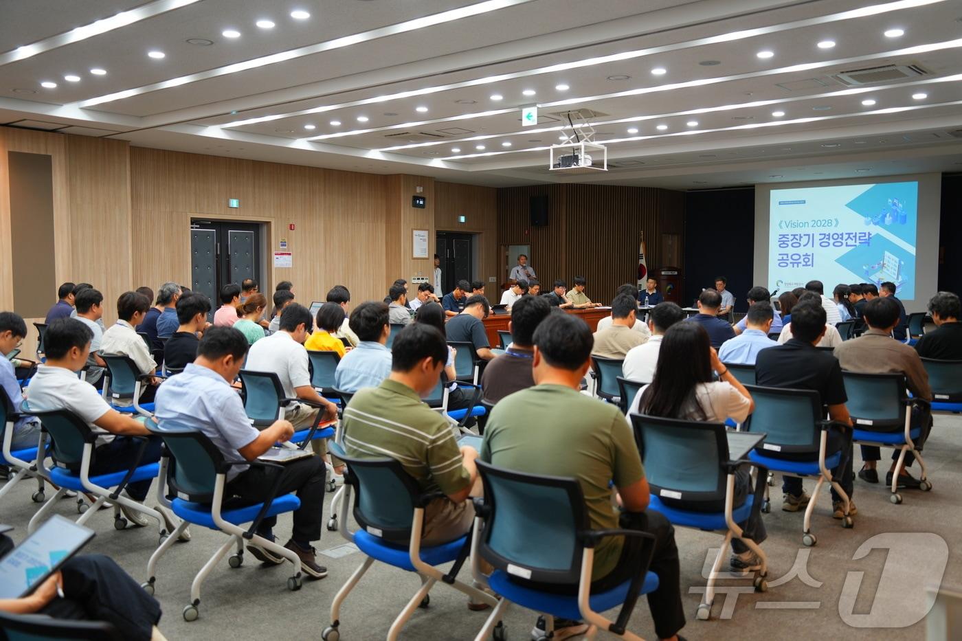 경북개발공사는 4일 ‘중장기 경영전략 공유회’를 열고, 지방소멸 위기 대응과 주거복지 등 공익사업 확대를 위한 공사의 중장기 전략 방향을 제시했다.(경북개발공사 제공, 재판매 및 DB 금지)