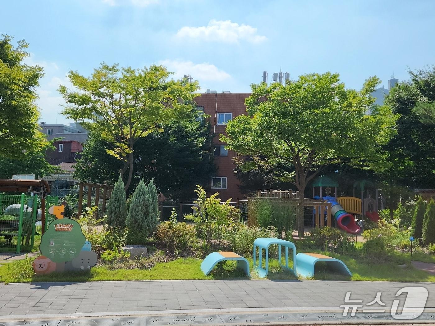 본문 이미지 - 올해 서울 9개 유·초·중·특수학교에 학생·교직원 등 구성원의 마음건강을 지킬 '치유정원'이 조성된다. 사진은 앞서 꾸며진 서울동원초 치유정원.(서울시교육청 제공)