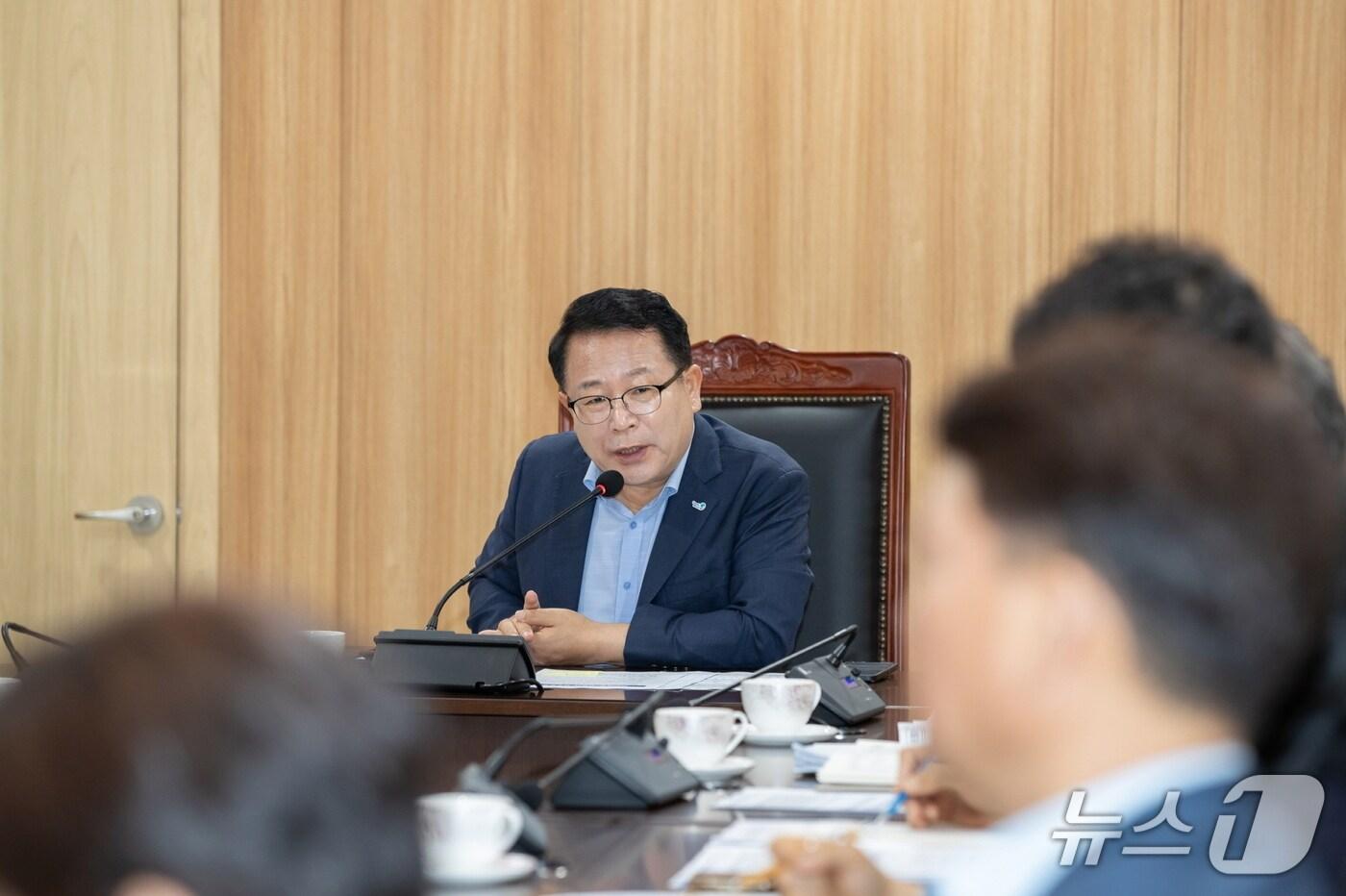 정헌율 익산시장이 4일 긴급 간부회의를 열고, 전 직원을 대상로 골프 특별 금지령을 내렸다.(익산시 제공. 재판매 및 DB금지)