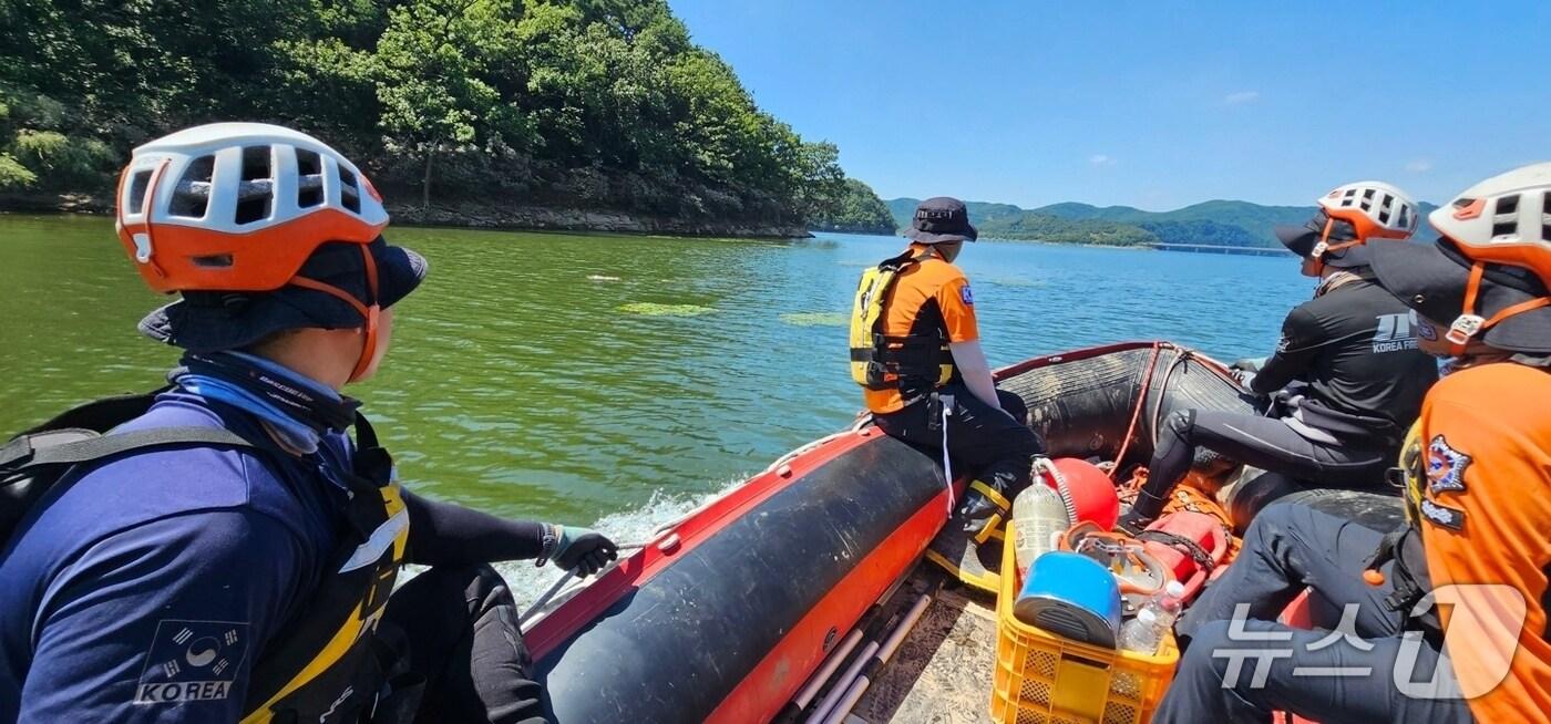산청 실종자를 찾기 위한 소방 대원들의 진양호 수색 작업(경남소방본부 제공. 재판매 및 DB금지).