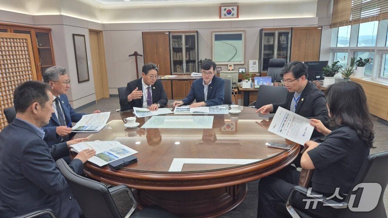 본문 이미지 - 홍태용 김해시장이 4일 정부세종청사 기획재정부를 방문해 지역 현안 사업의 국비 지원 필요성을 설명하고 있다.&#40;김해시 제공. 재판매 및 DB금지&#41;