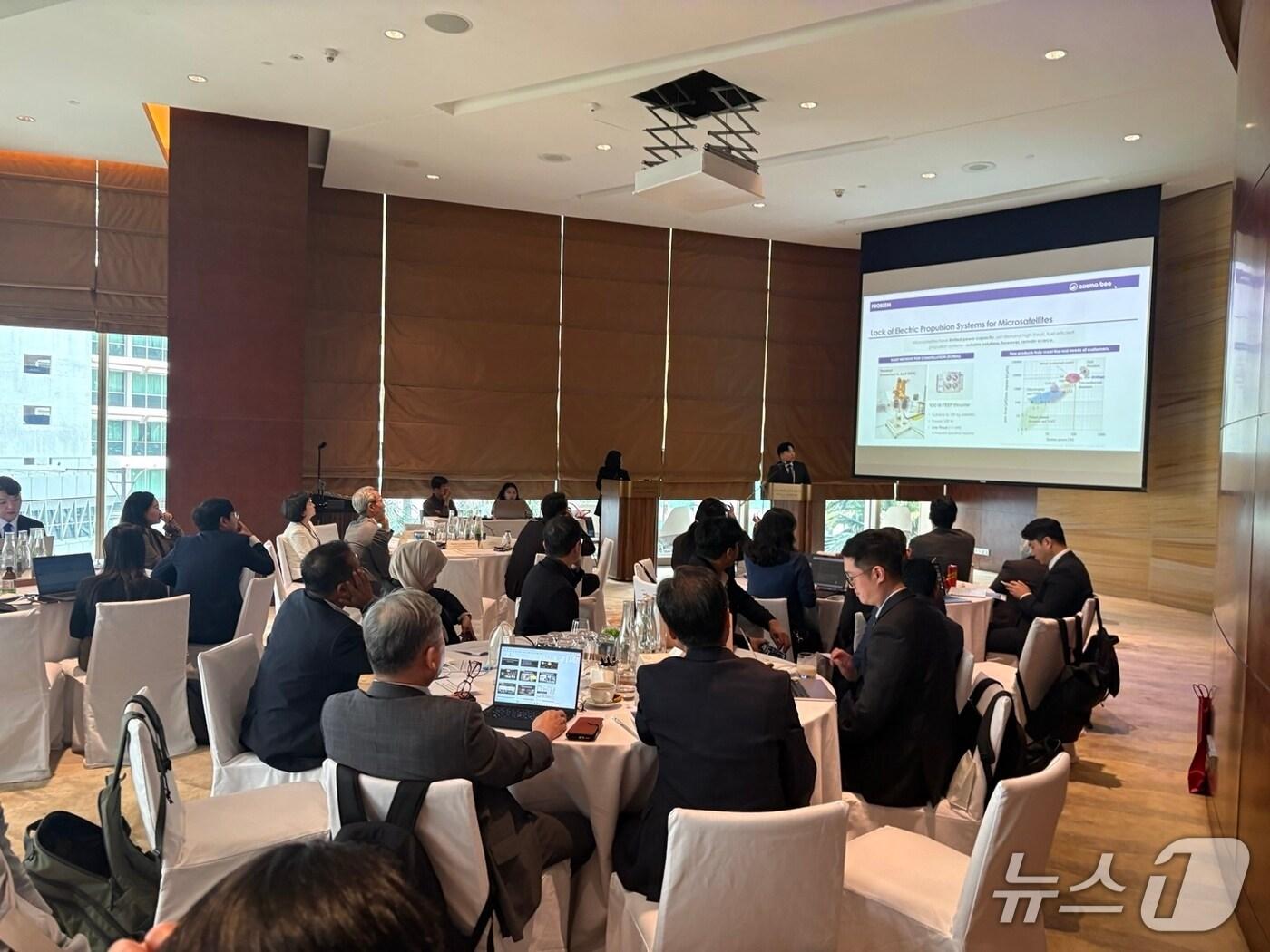 본문 이미지 - 외교부와 우주항공청은 지난달 31일 말레이시아 쿠알라룸푸르와 이달 4일 태국 방콕에서 현지 정부 기관 및 민간 기업과의 우주 분야 협력 강화를 위한 뉴스페이스 세미나를 개최했다. 2025.08.04. (외교부 제공)