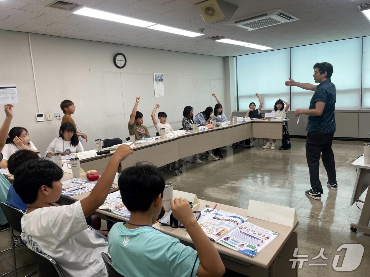 본문 이미지 - 강원 평창군이 지난 3일부터 오는 10일까지 한국외대 글로벌캠퍼스에서 청소년 영어체험교실을 운영 중이다. (평창군 제공. 재판매 및 DB금지) 2025.8.4/뉴스1