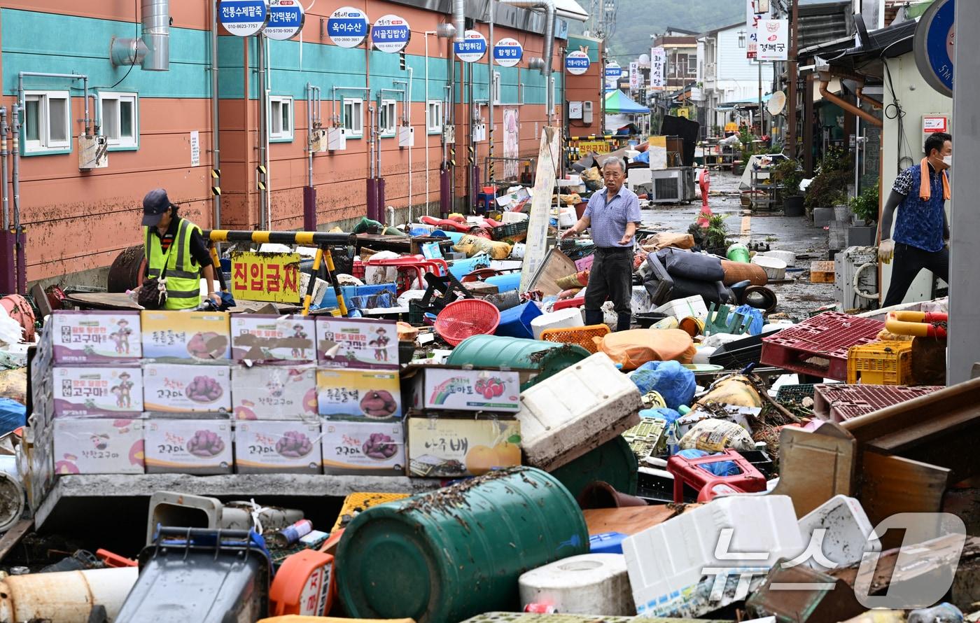 11일 보험업계에 따르면 KB손해보험이 다음달 &#39;전통시장 날씨 피해 보상보험&#39;을 출시한다. 사진은 전남 함평군 함평읍 천지전통시장에서 상인들이 폭우에 떠내려 온 각종 폐기물과 침수피해 입은 가재도구를 정리하고 있다. 2025.8.4/뉴스1 ⓒ News1 김태성 기자