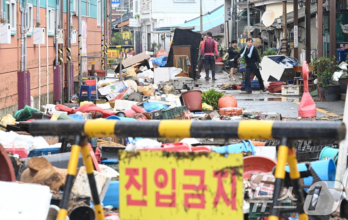 4일 전남 함평군 함평읍 천지전통시장에서 상인들이 폭우에 떠내려 온 각종 폐기물과 침수피해 입은 가재도구를 정리하고 있다. 2025.8.4/뉴스1 ⓒ News1 김태성 기자