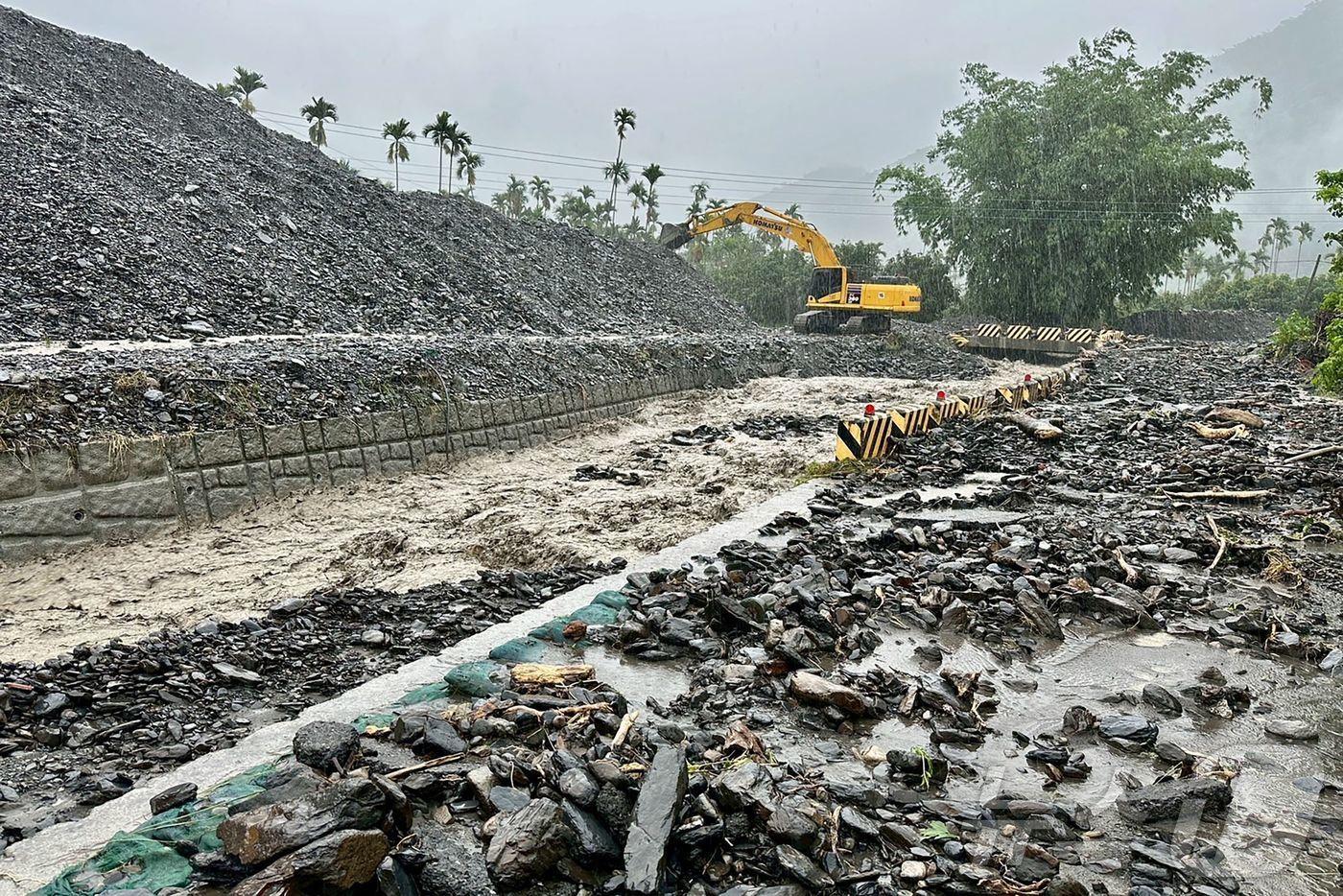 3일 대만 가오슝 폭우로 인해 휩쓸린 잔해의 모습이다. 2025.8.3 ⓒ AFP=뉴스1 ⓒ News1 정은지 특파원
