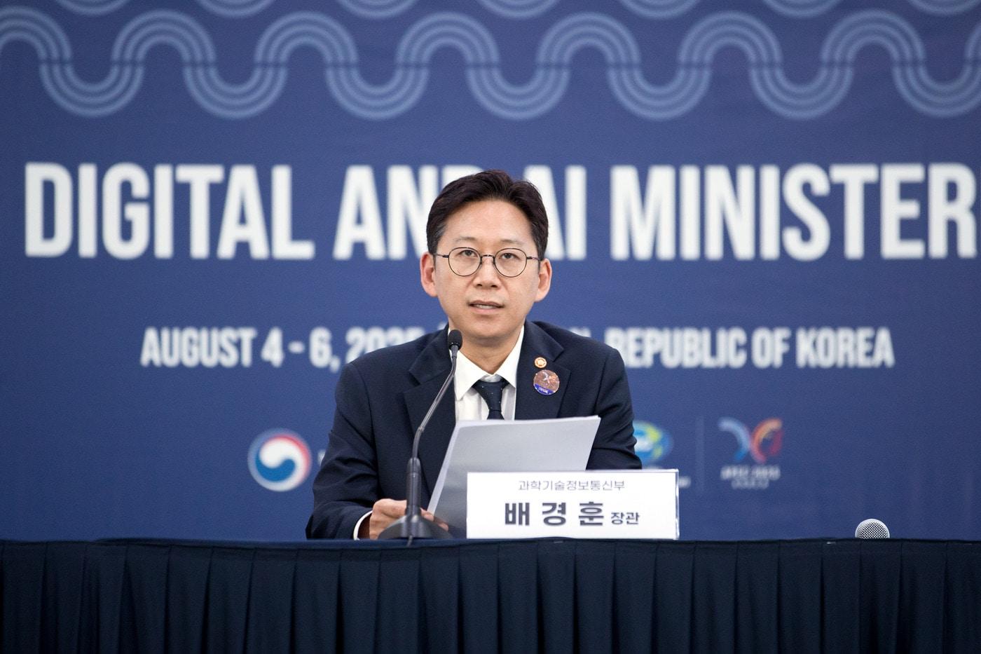 4일 배경훈 과학기술정보통신부 장관은 인천 연수구 송도컨벤시아에서 열린 아시아태평양경제협력체&#40;APEC&#41; 디지털·AI 장관회의 결과를 브리핑했다.&#40;과기정통부 제공&#41;