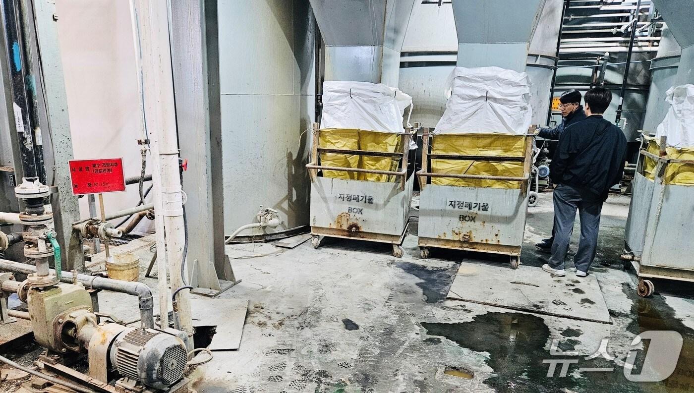 한강청 환경감시단이 지난해 11월 14일 인천시 서구의 한 폐수 배출 사업장에서 점검을 하고 있는 모습.(한강청 제공)