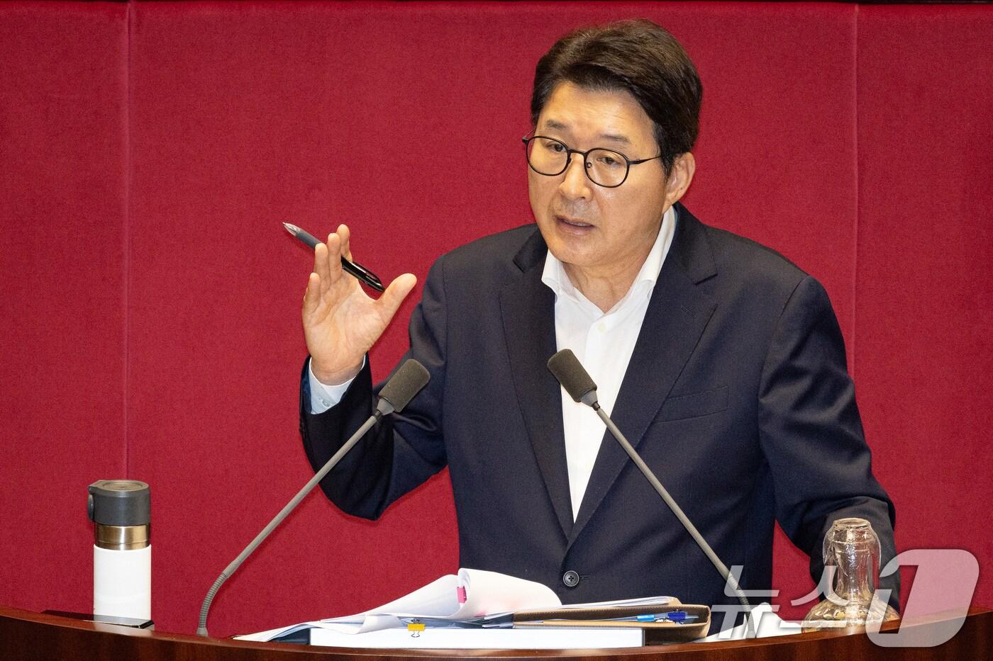 신동욱 국민의힘 의원이 4일 서울 여의도 국회에서 열린 제427회 국회(임시회) 3차 본회의에 상정된 방송법 일부개정법률안(대안)에 대한 무제한 토론(필리버스터)을 하고 있다. 2025.8.4/뉴스1 ⓒ News1 유승관 기자