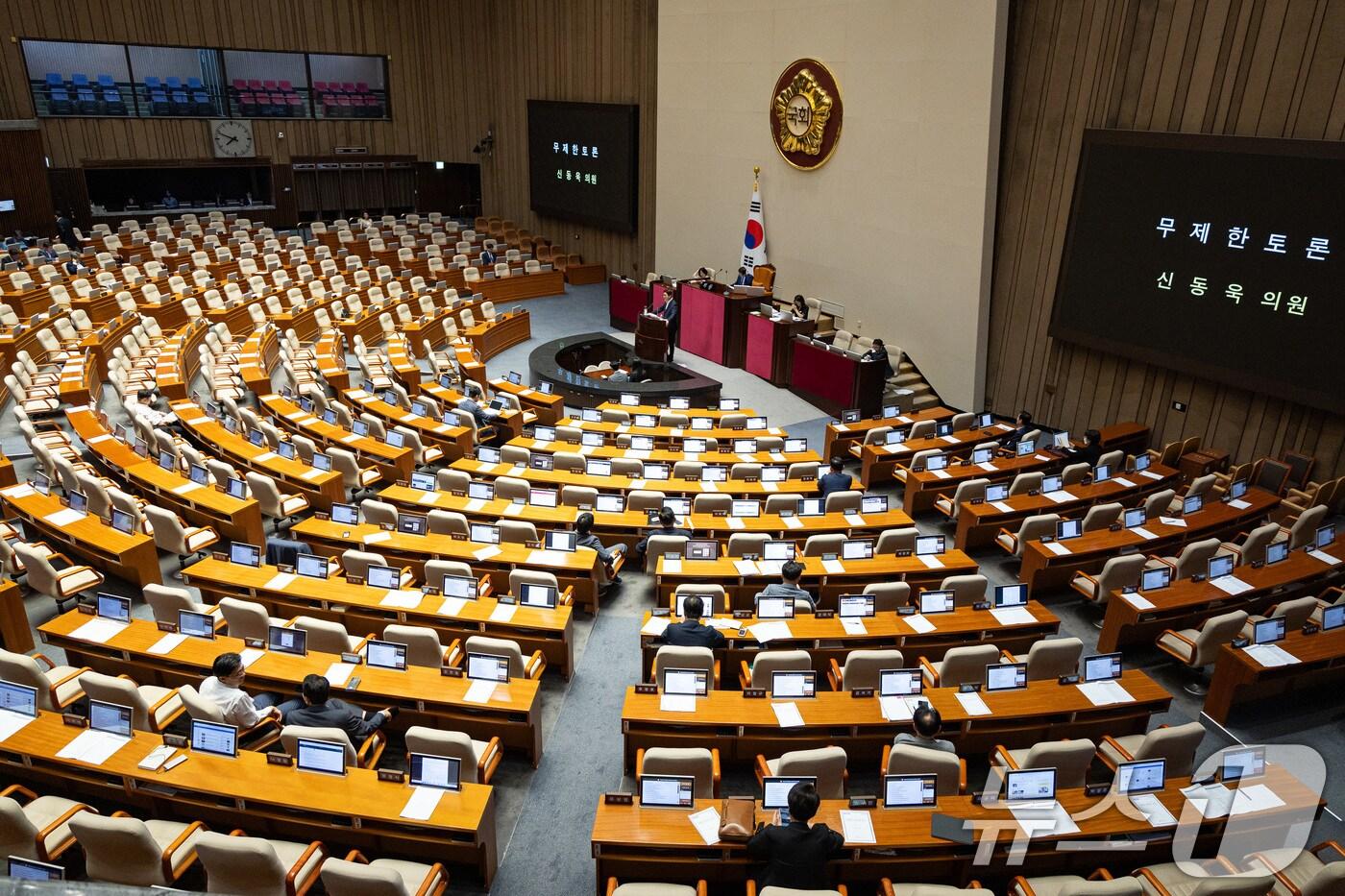 신동욱 국민의힘 의원이 4일 서울 여의도 국회에서 열린 제427회 국회&#40;임시회&#41; 3차 본회의에 상정된 방송법 일부개정법률안&#40;대안&#41;에 대한 무제한토론&#40;필리버스터&#41;을 하고 있다. 2025.8.4/뉴스1 ⓒ News1 유승관 기자