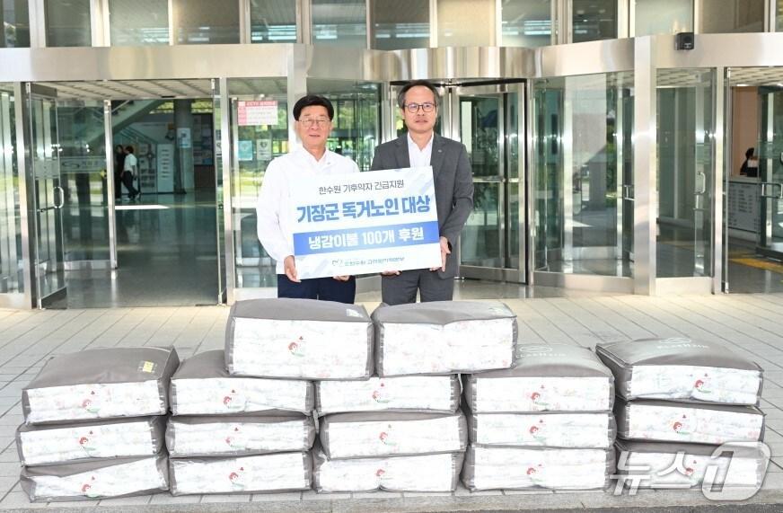 본문 이미지 - 남영규 고리원자력본부 대외협력처장(오른쪽)이 정종복 기장군수에게 저소득 취약계층을 위한 냉감이불 100개를 전달하고 있다.(기장군청 제공. 재판매 및 DB금지)