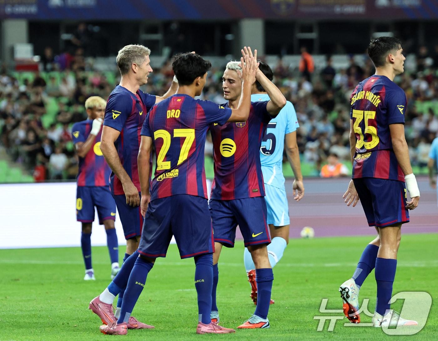 본문 이미지 - 4일 오후 대구 수성구 대구스타디움에서 열린 &#39;2025 FC바르셀로나 아시아투어&#39; 대구FC와 FC바르셀로나의 경기에서 전반 FC바르셀로나 레반도프스키가 팀의 두번째 골을 넣은 뒤 동료들과 기쁨을 나누고 있다. 2025.8.4/뉴스1 ⓒ News1 구윤성 기자