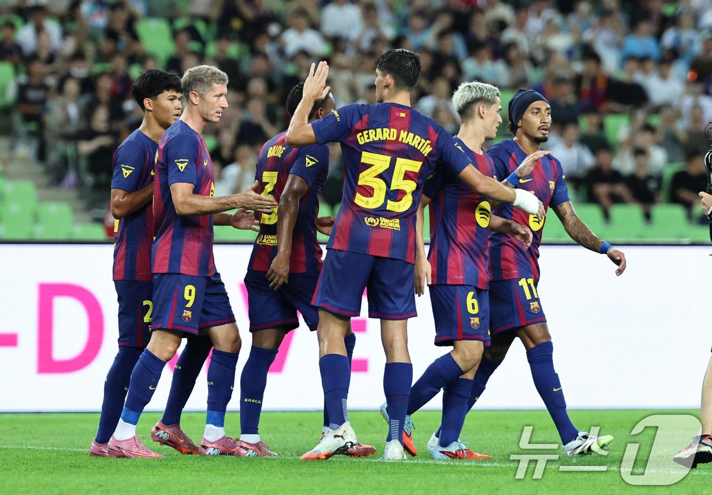 4일 오후 대구 수성구 대구스타디움에서 열린 &#39;2025 FC바르셀로나 아시아투어&#39; 대구FC와 FC바르셀로나의 경기에서 전반 FC바르셀로나 가비가 선취골을 넣은 뒤 기쁨을 나누고 있다. 2025.8.4/뉴스1 ⓒ News1 구윤성 기자