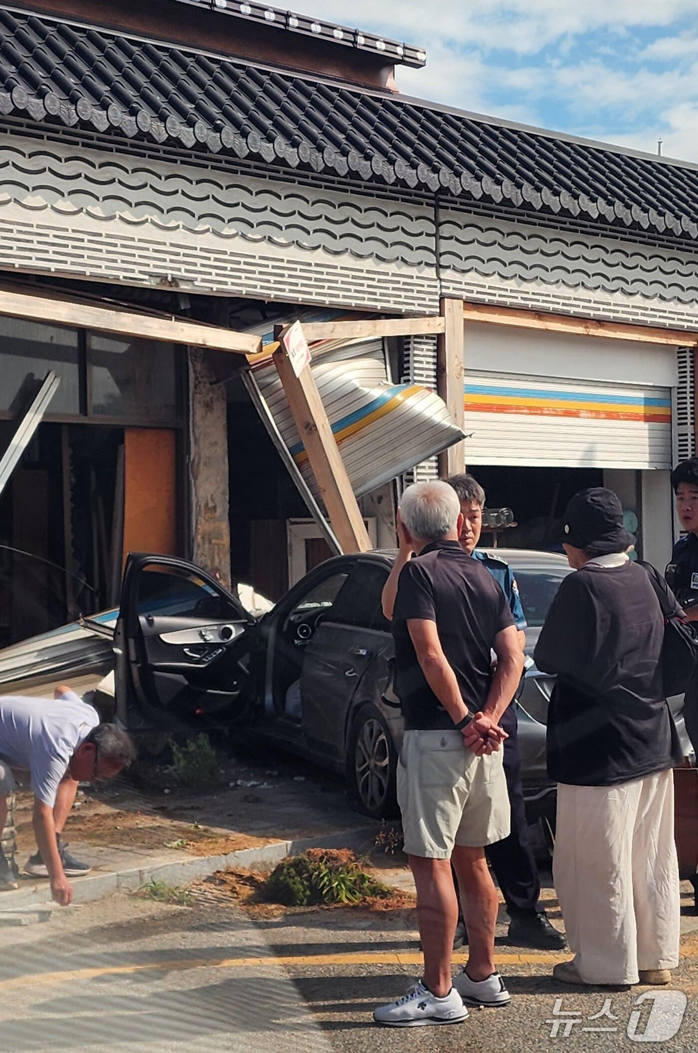 본문 이미지 - 4일 오후 3시 30분께 전북 익산시 금마면 한 상가에 승용차가 돌진한 모습.(독자 제공. 재판매 및 DB금지)