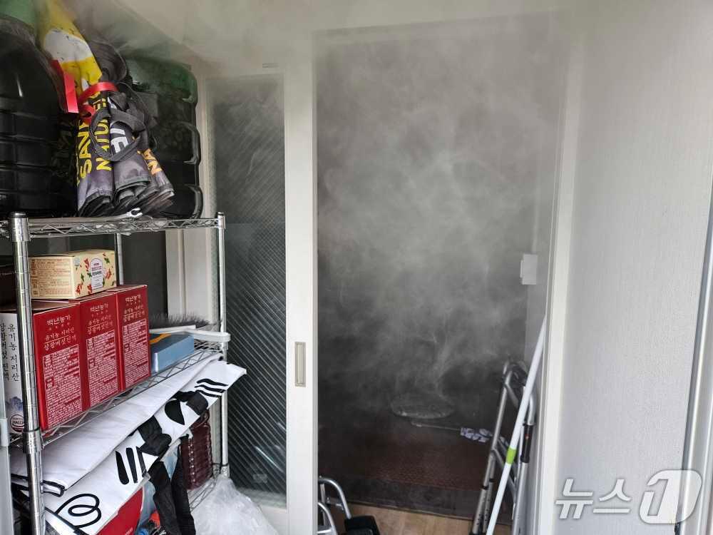 본문 이미지 - 강원 태백시 황지동 주택 화재 현장.&#40;강원도소방본부 제공, 재판매 및 DB금지&#41;