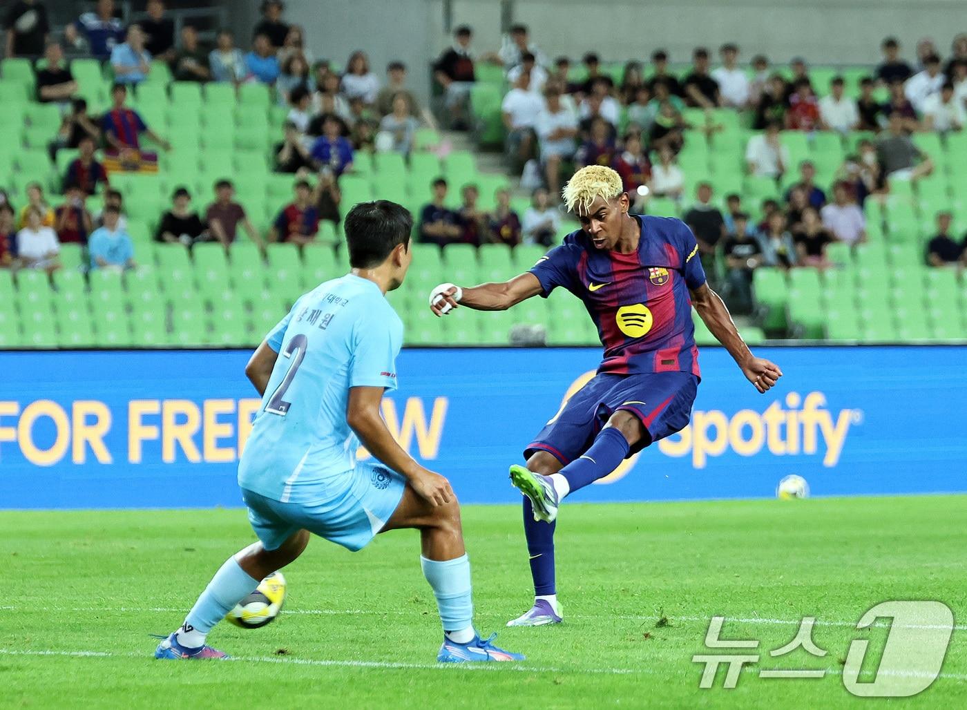본문 이미지 - 바르셀로나의 라민 야말&#40;오른쪽&#41;. 2025.8.4/뉴스1 ⓒ News1 구윤성 기자