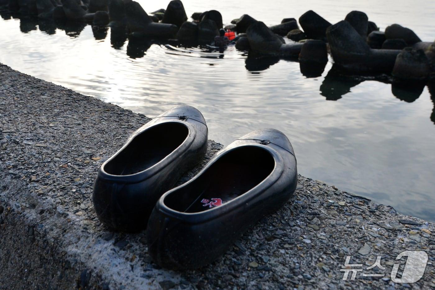 경북 포항시 북구 환여동 해안가에서 해녀들이 벗어놓은 검정 고무신이 가지런히 놓여있다. 2020.3.9/뉴스1 ⓒ News1 최창호 기자