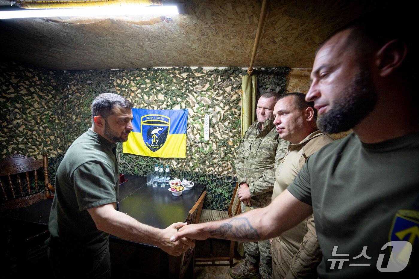 볼로디미르 젤렌스키 우크라이나 대통령은 4일&#40;현지시간&#41; 북동부 하르키우 지역의 최전방 지역을 방문했다. &#40;사진 젤렌스키 대통령 엑스&#41;