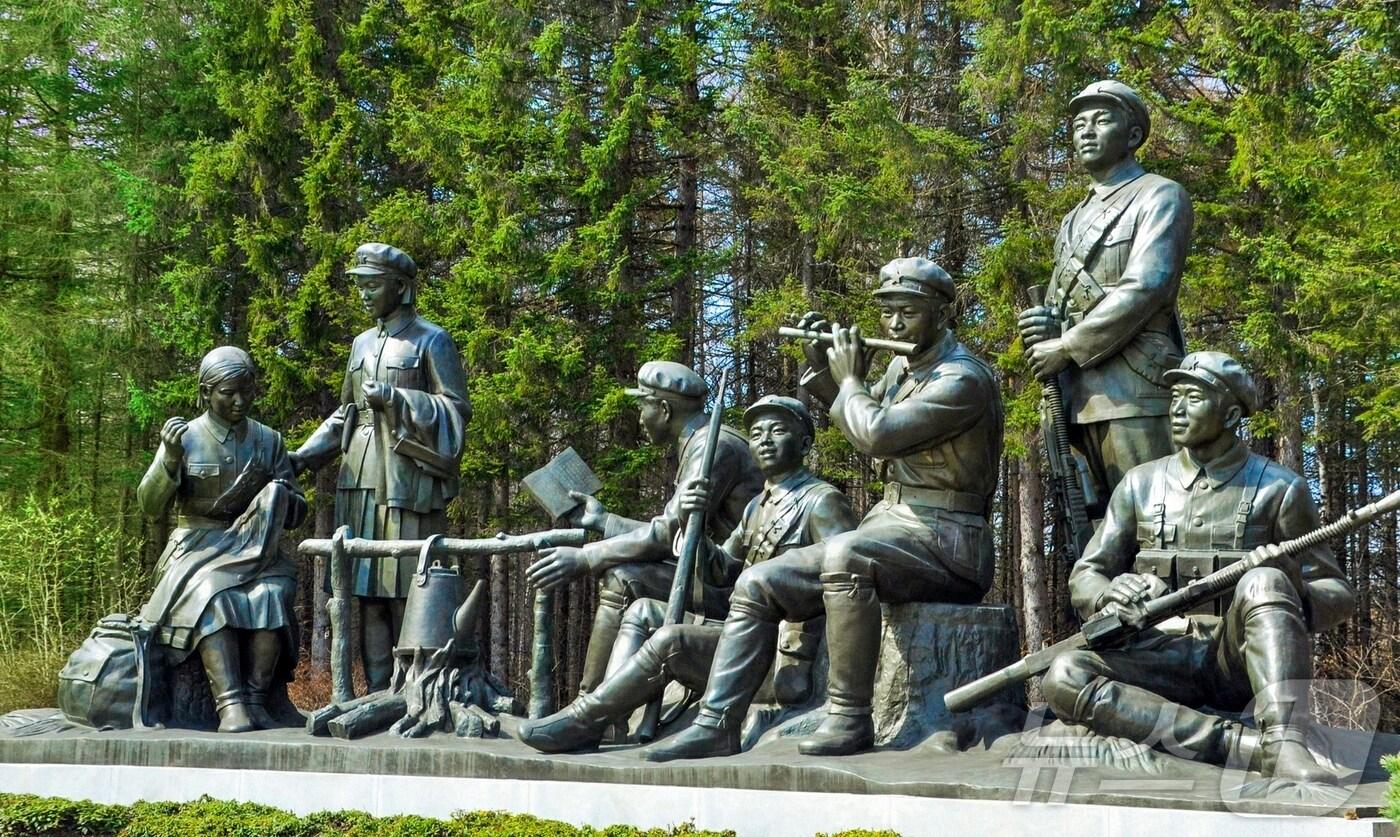 (평양 노동신문=뉴스1) = 북한의 삼지연대기념비. [국내에서만 사용가능. 재배포 금지. DB 금지. For Use Only in the Republic of Korea. Redistribution Prohibited] rodongphoto@news1.kr