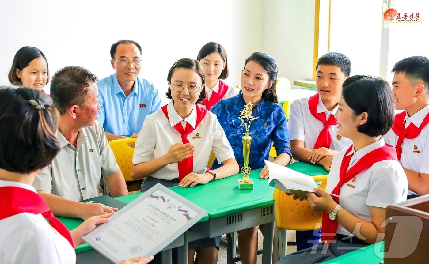 &#40;평양 노동신문=뉴스1&#41; = 북한 노동당 기관지 노동신문은 지난 8월 5일 러시아에서 진행된 국제경연에 참가해 15살 이상 부류에서 1등을 차지한 평양외국어대학 평양외국어학원 학생이 &#34;오늘의 이 승리를 경애하는 아버지 김정은 원수님께 드리고 싶다＂라고 소감을 말하자 장내 커다란 놀라움이 번졌다고 선전했다. [국내에서만 사용가능. 재배포 금지. DB 금지. For Use Only in the Republic of Korea. Redistribution Prohibited] rodongphoto@news1.kr