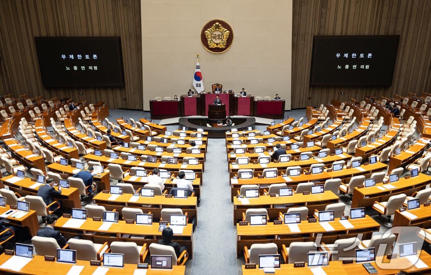 노종면 더불어민주당 의원이 5일 서울 여의도 국회에서 전날 제427회 국회(임시회) 3차 본회의에 상정된 방송법 일부개정법률안(대안)에 대한 무제한토론(필리버스터)을 하고 있다. 2025.8.5/뉴스1 ⓒ News1 이승배 기자