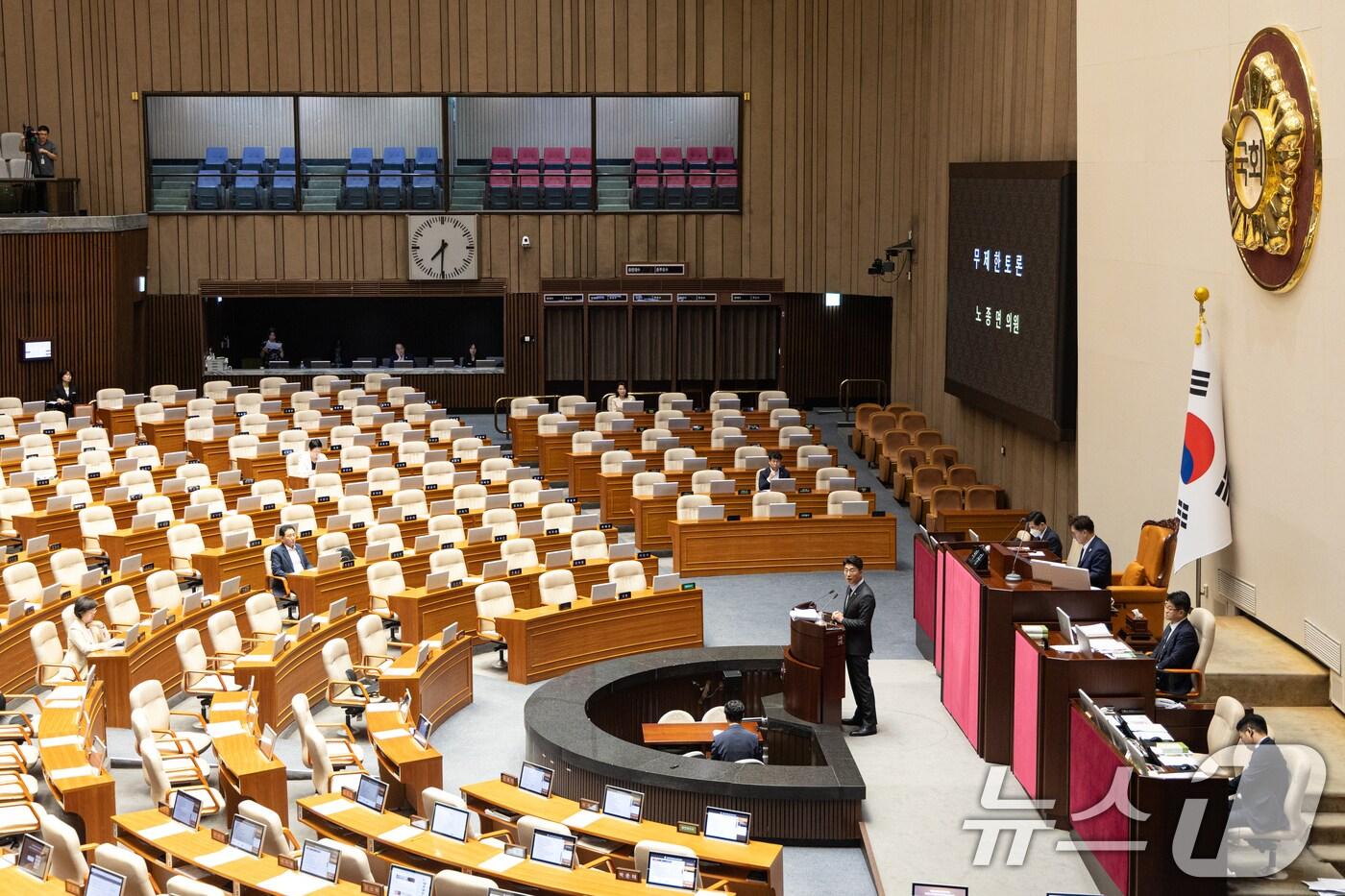 노종면 더불어민주당 의원이 5일 서울 여의도 국회에서 전날 제427회 국회&#40;임시회&#41; 3차 본회의에 상정된 방송법 일부개정법률안&#40;대안&#41;에 대한 무제한토론&#40;필리버스터&#41;을 하고 있다. 2025.8.5/뉴스1 ⓒ News1 이승배 기자