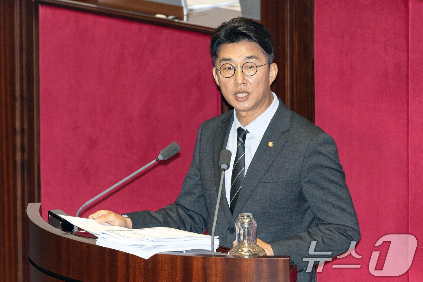 노종면 더불어민주당 의원이 5일 서울 여의도 국회에서 전날 제427회 국회&#40;임시회&#41; 3차 본회의에 상정된 방송법 일부개정법률안&#40;대안&#41;에 대한 무제한토론&#40;필리버스터&#41;을 하고 있다. 2025.8.5/뉴스1 ⓒ News1 이승배 기자