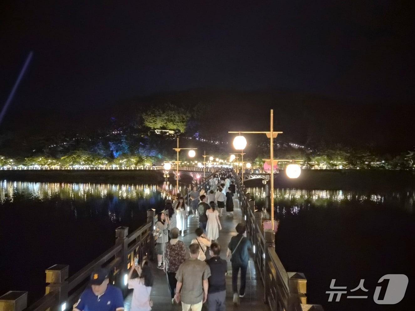 본문 이미지 - 안동 월영교에 축제 인파들이 몰려들었다.(안동시 제공.재판매 및 DB 금지)2025.8.5/뉴스1