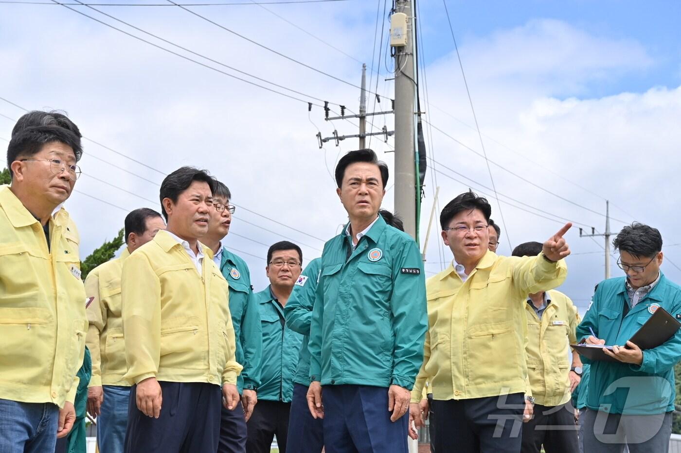 지난달 극한호우로 큰 피해를 본 충남도 내 곳곳에서 응급복구 작업이 진행되고 있는 가운데 김태흠 충남도지사&#40;가운데&#41;가 지난 4일 부여 나복 배수장을 찾아 현장 점검을 하고 있다. &#40;충남도 제공. 재판매 및 DB금지&#41;2025.8.5/뉴스1