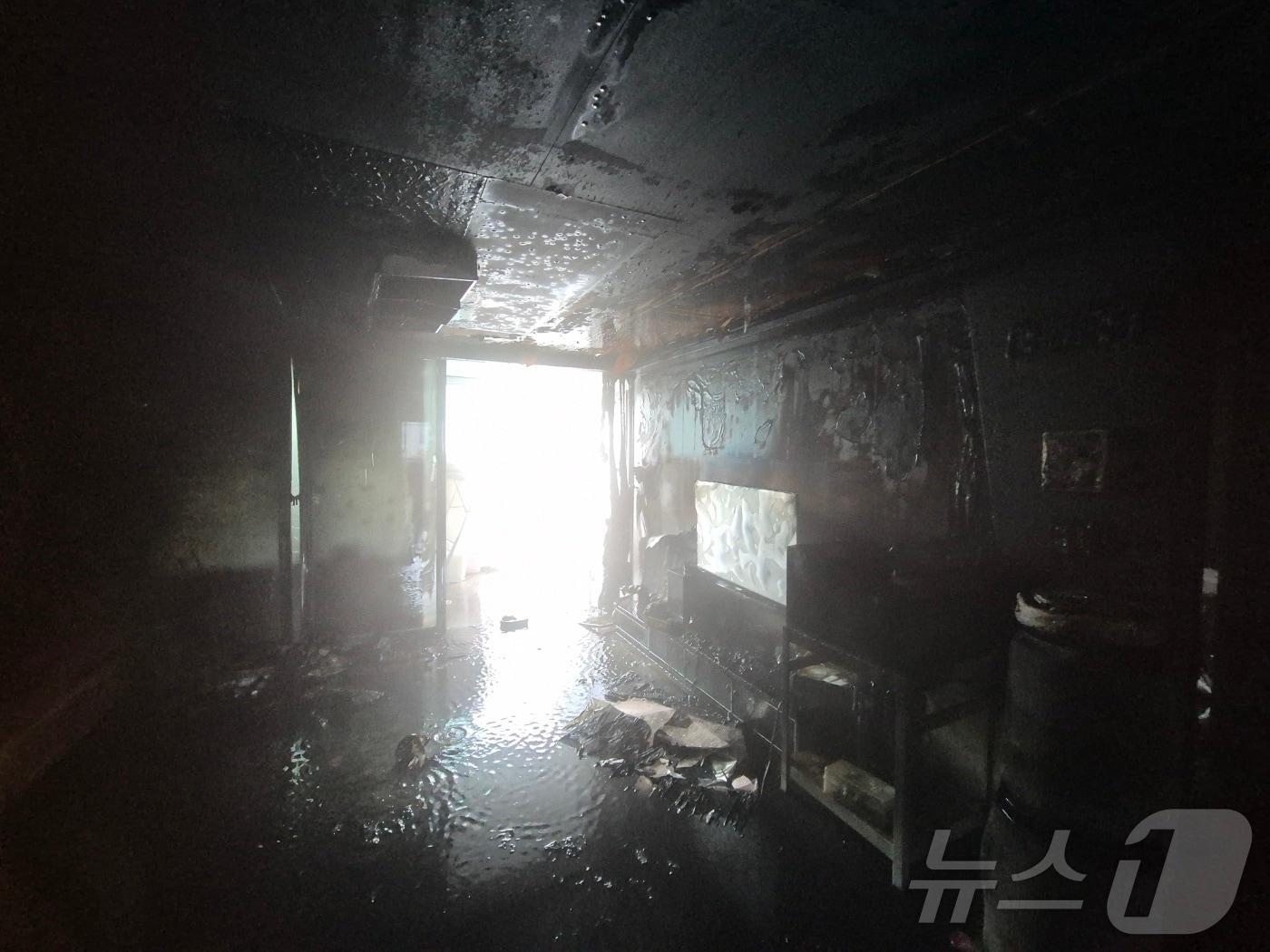 본문 이미지 - 4일 오후 3시 27분쯤 광주 광산구 산월동 한  아파트에서 충전 중이던 보조배터리에서 불이 나 내부가 그을리거나 탄 모습. (광주 광산소방 제공. 재판매 및 DB 금지)