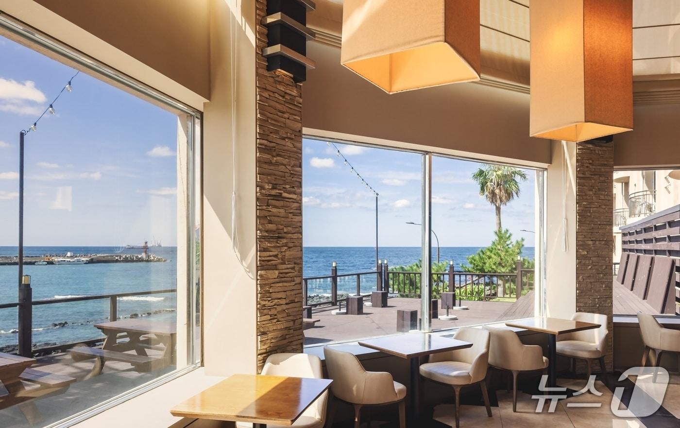 켄싱턴리조트 제주 한림의 바다가 보이는 로비 라운지&#40;이랜드파크 제공&#41;