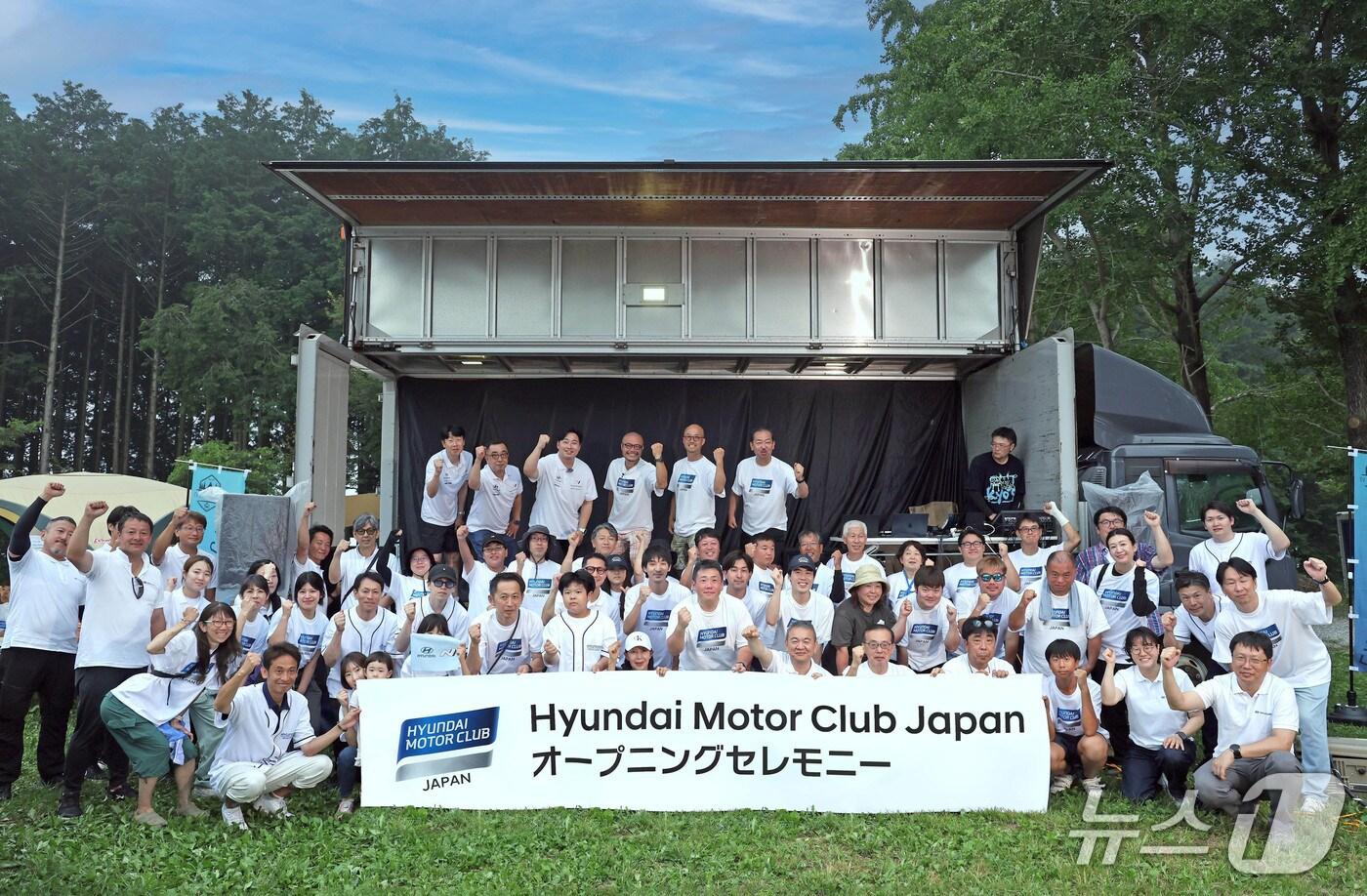 현대차 관계자, 현대모터클럽(코리아) 회원 대표, 현대모터클럽 재팬 회원들이 후지노미야시의 후지산 인근 캠핑장 ‘트리 라인 칠락스 필드’에서 현대모터클럽 재팬 공식 출범 행사를 열고 기념촬영을 하고 있다. (현대차 제공) 