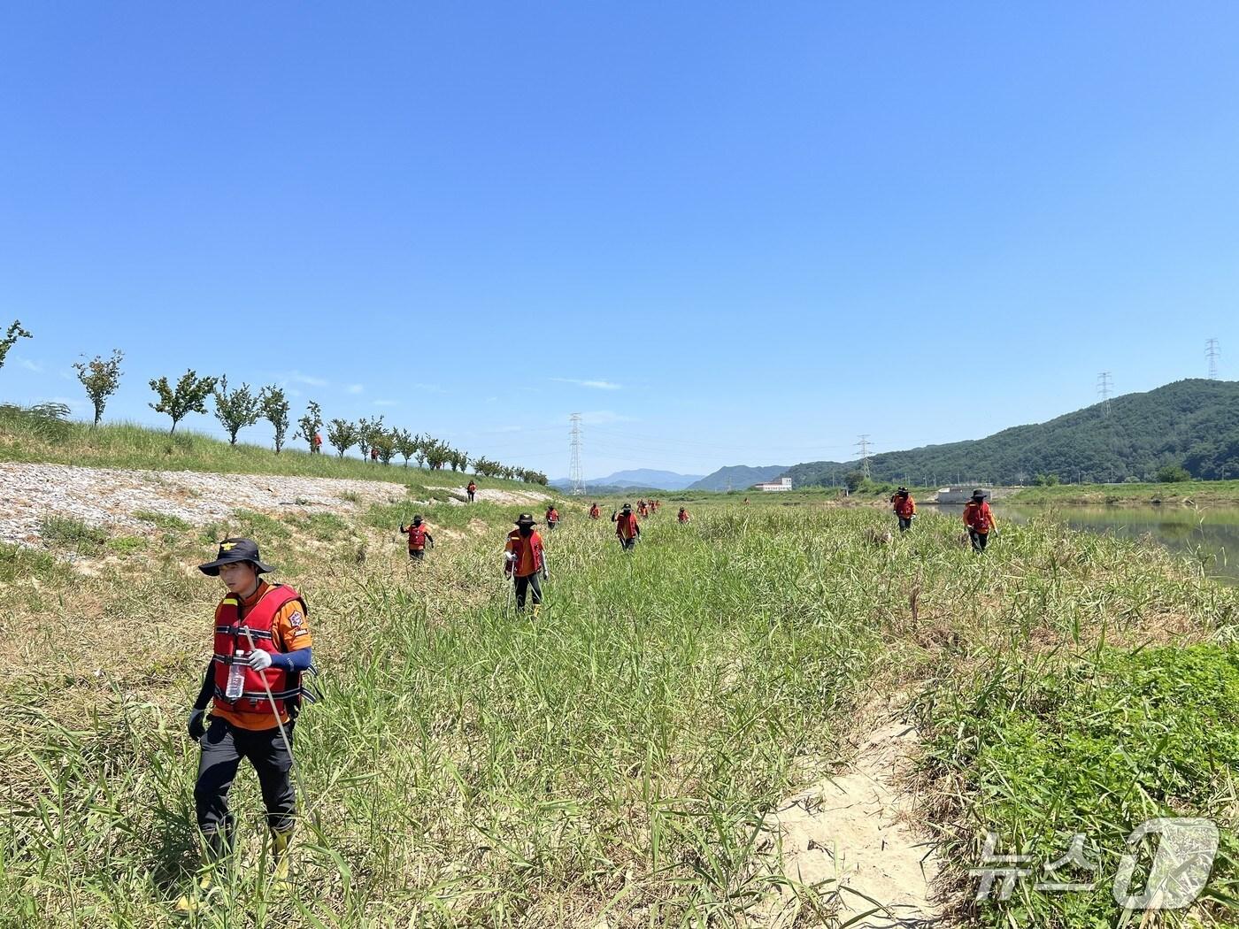 본문 이미지 - 소방 대원들의 산청 하천변 실종자 수색 장면(경남소방본부 제공. 재판매 및 DB금지)