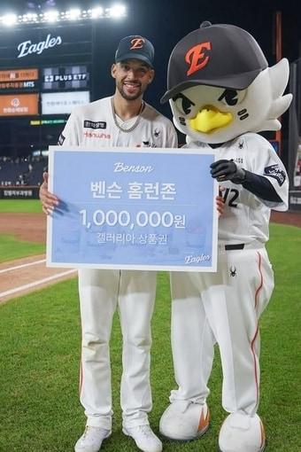 본문 이미지 - 지난달 30일 &#39;벤슨 홈런존&#39;에 홈런을 기록한 한화 이글스 리베라토 선수&#40;베러스쿱크리머리 제공&#41;