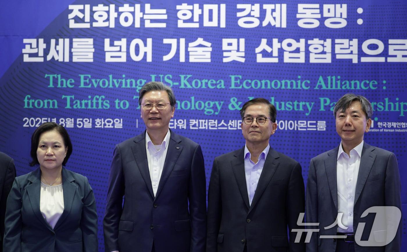 김창범 한국경제인협회 상근부회장(왼쪽 두 번째)이 5일 서울 여의도 FKI타워 콘퍼런스센터에서 열린 '진화하는 한미 경제동맹: 관세를 넘어 기술 및 산업 협력으로' 좌담회에서 참석자들과 기념 촬영을 하고 있다. 이날 좌담회는 한미 통상협상이 타결된 가운에 향후 세부 협상에서 현지 투자 관련 실질적 문제를 해소하고 안보 이슈 등을 대비하기 위해 마련됐다. 2025.8.5/뉴스1 ⓒ News1 신웅수 기자