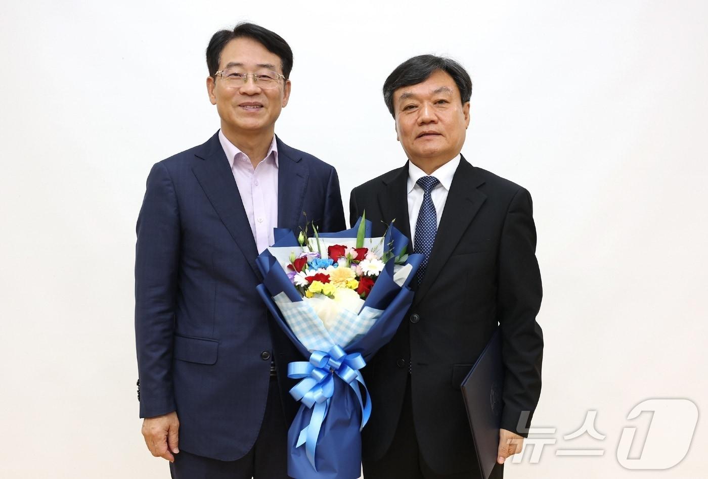 강진원 강진군수&#40;왼쪽&#41;과 김기태 강진군문화관광재단 대표이사.&#40;강진군 제공, 재배포 및 DB 금지&#41; /뉴스1