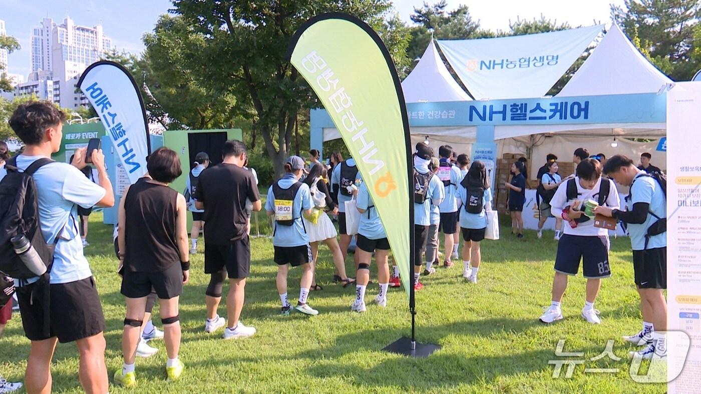 NH농협생명(대표이사 박병희)은 지난 8월 2일 서울 여의도에서 열린 '2025 한강나이트워크 42K'에 참여해 '우리 쌀 가공식품'과 'NH헬스케어' 플랫폼을 홍보하는 체험 부스를 운영했다. 사진은 NH농협생명 부스의 모습./사진제공=NH농협생명