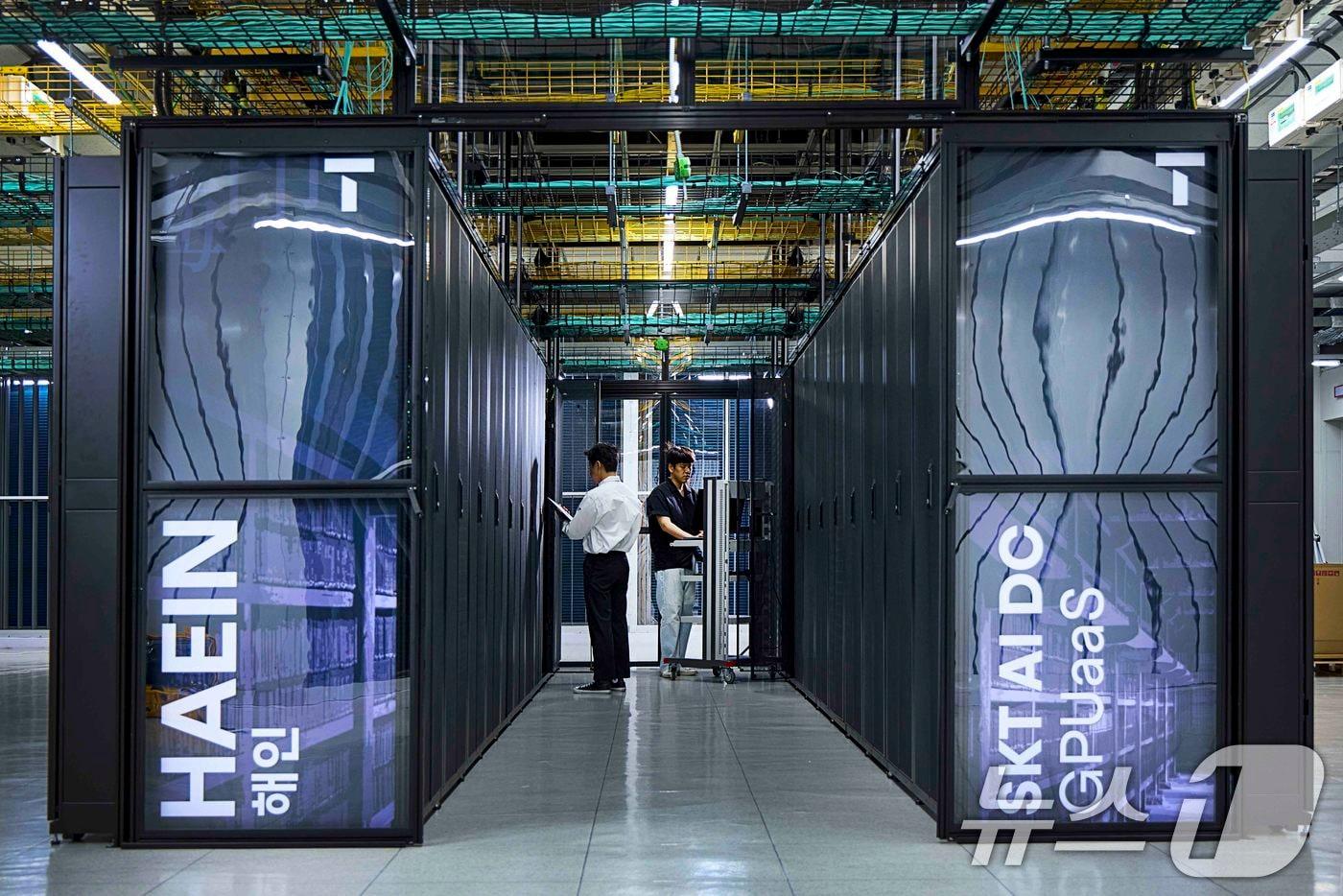 SKT 구성원들이 가산 AI DC에서 B200 GPUaaS 준비상황에 대해 점검하고 있는 모습. (SK텔레콤 제공. 재판매 및 DB 금지) 2025.8.5/뉴스1
