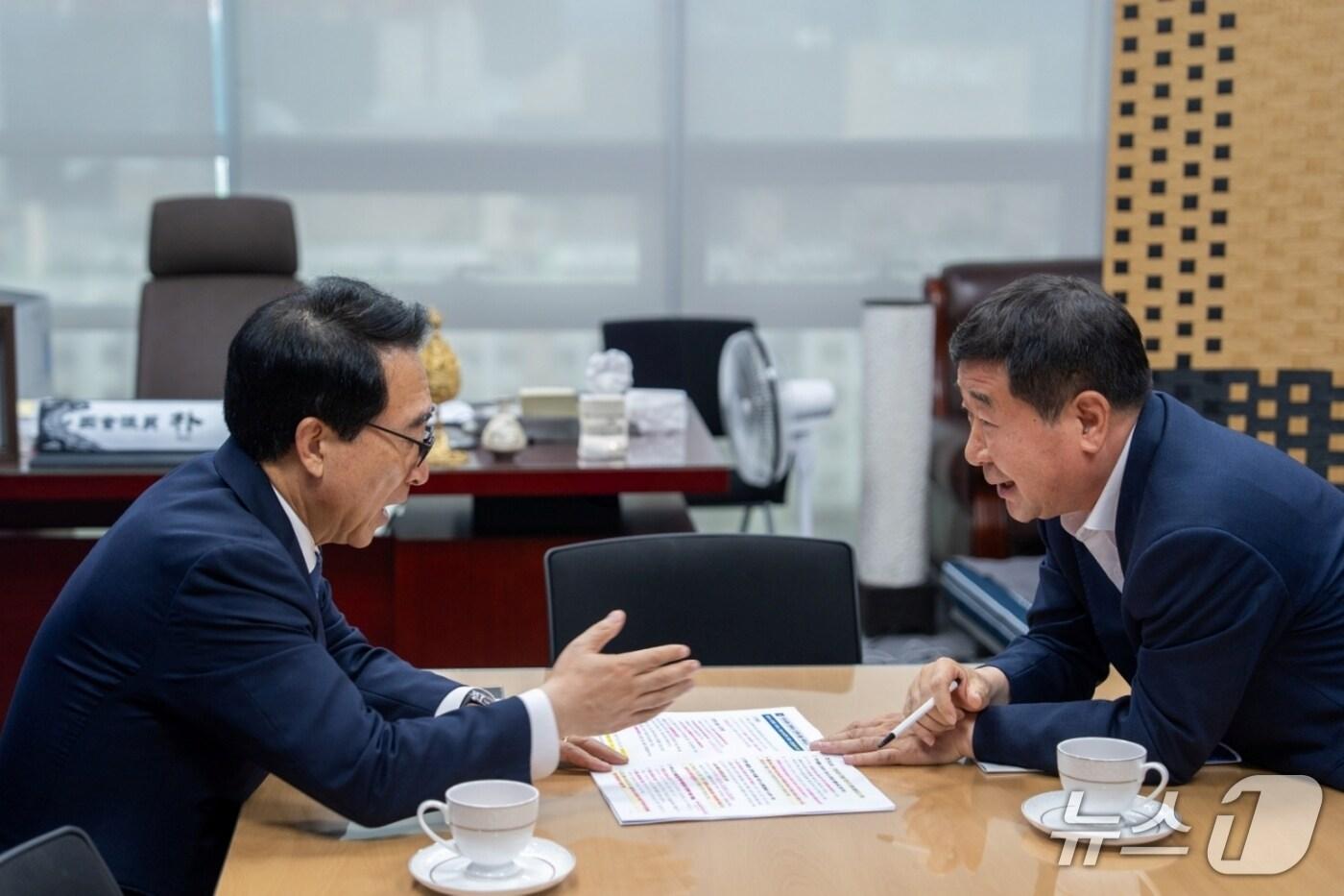 이재영 증평군수가 지난 4일 박수현 국정기획위 국가균형성장특별위원장을 만나 증평군의 5대 핵심 현안 국정과제 반영을 건의했다.&#40;증평군 제공, 재판매 및 DB금지&#41;/뉴스1