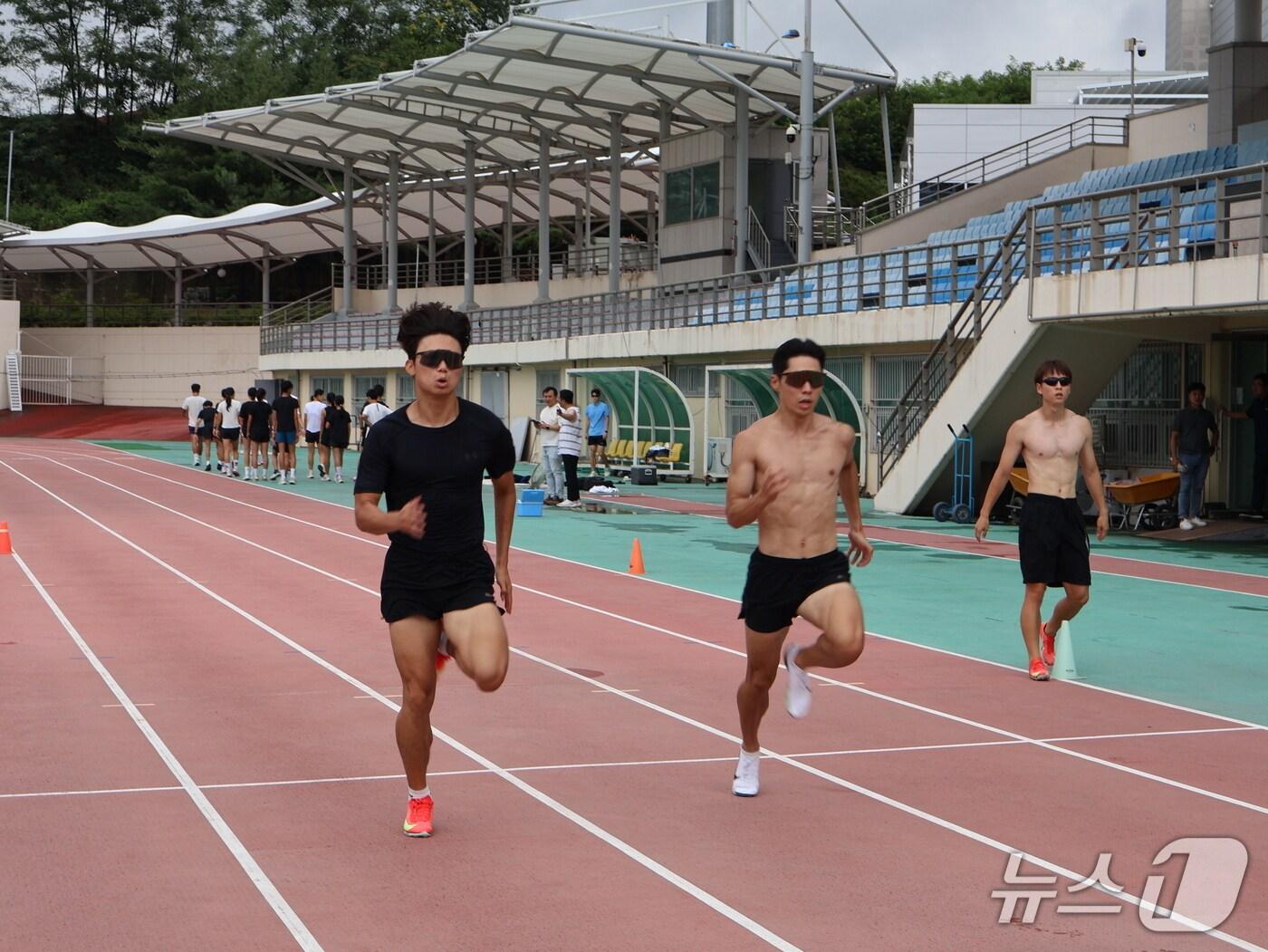 본문 이미지 -  육상 선수들이 보은군 공설운동장에서 하계 전지훈련을 하고 있다. &#40;보은군 제공, 재판매 및 DB금지&#41; /뉴스1