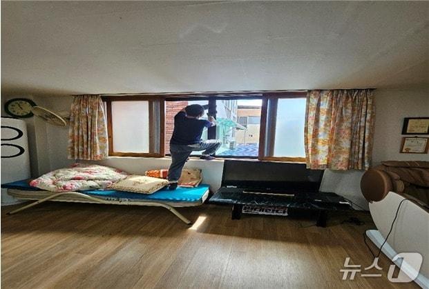 본문 이미지 - 대구 북구 3산업단지의 한 경로당에 미세먼지 차단 방진망을 시공하는 모습.(대구 북구 제공.재판매 및 DB금지)