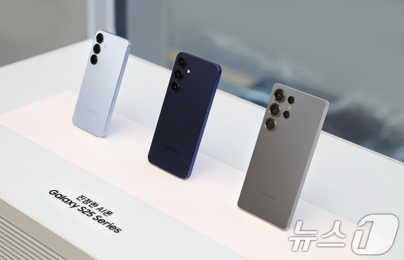 삼성전자는 올해 2월 출시한 &#39;갤럭시 S25 시리즈&#39;가 지난 1일 국내 판매 300만대를 기록했다고 5일 밝혔다. 사진은 갤럭시 S25 시리즈 제품 모습. &#40;삼성전자 제공. 재판매 및 DB 금지&#41; 2025.8.5/뉴스1
