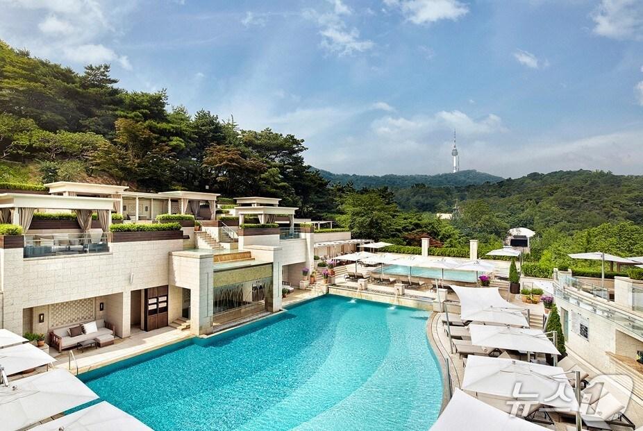 본문 이미지 - 야외수영장 어번아일랜드 (서울신라호텔 제공)