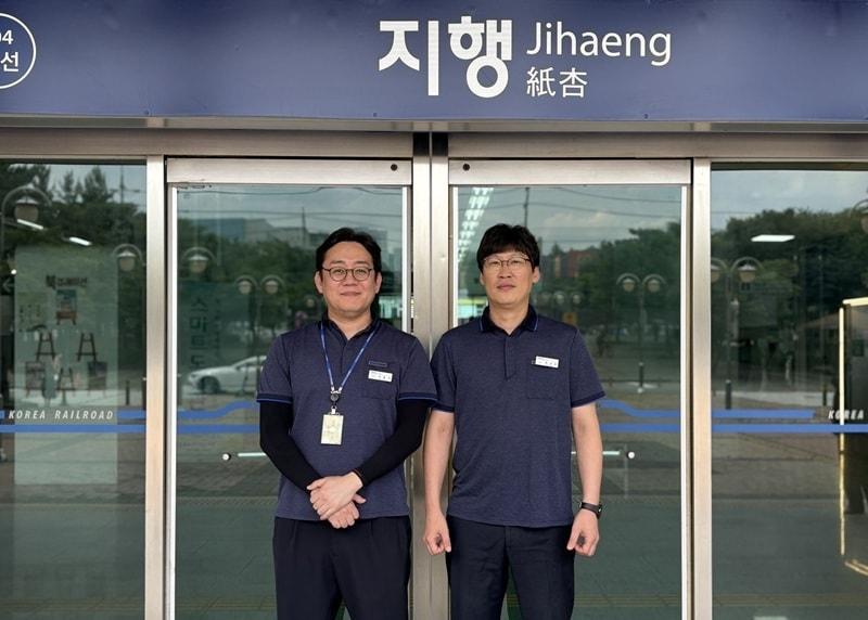 본문 이미지 - 현장에서 보이스피싱 피해를 막은 지행역 전홍식 총괄매니저(좌) 및 김정동 선임역장(우) / 사진=코레일네트웍스 제공
