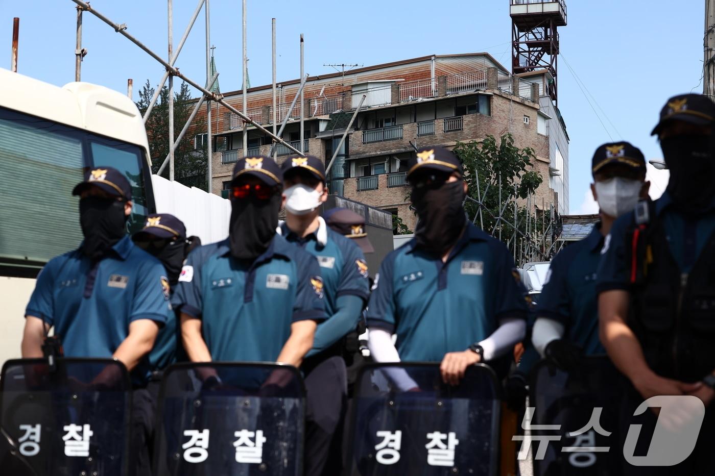 경찰이 지난달 5일 서울서부지법 폭동 사태 배후로 의심 받는 전광훈 목사와 사랑제일교회에 대한 압수수색을 진행 중인 모습. 2025.8.5/뉴스1 ⓒ News1 김민지 기자