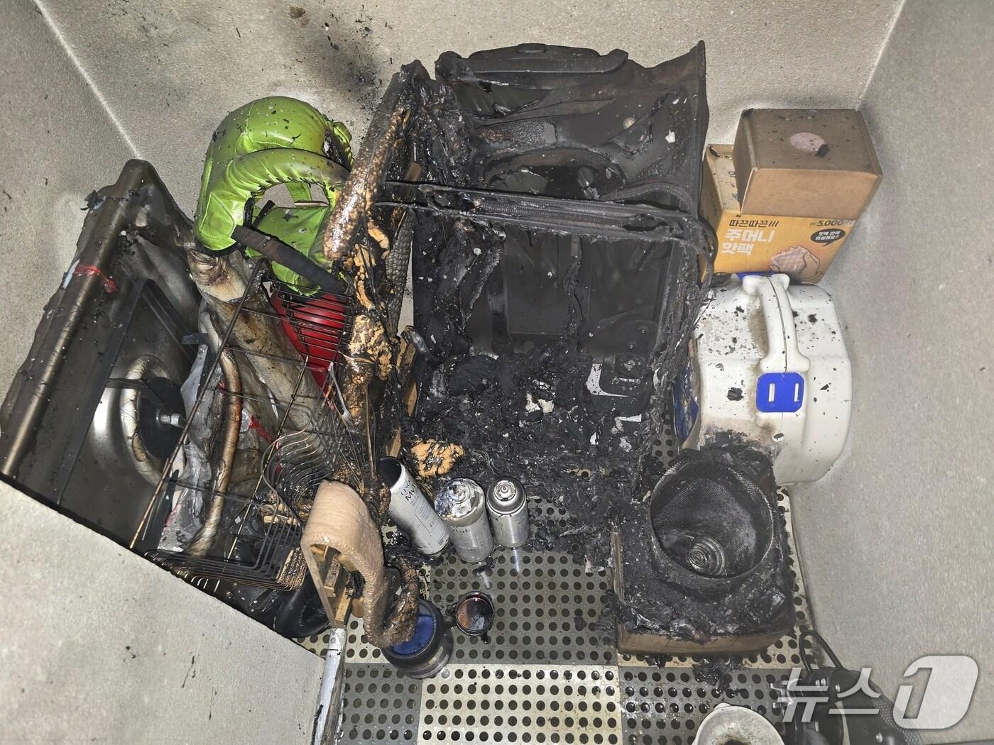 본문 이미지 - 4일 오후 11시 33분쯤 대구 남구 대명동 21층짜리 아파트 3층에서 불이 났다. 사진은 첫 발화 지점. (대구소방안전본부 제공. 재판매 및 DB 금지) 2025.8.4/뉴스1