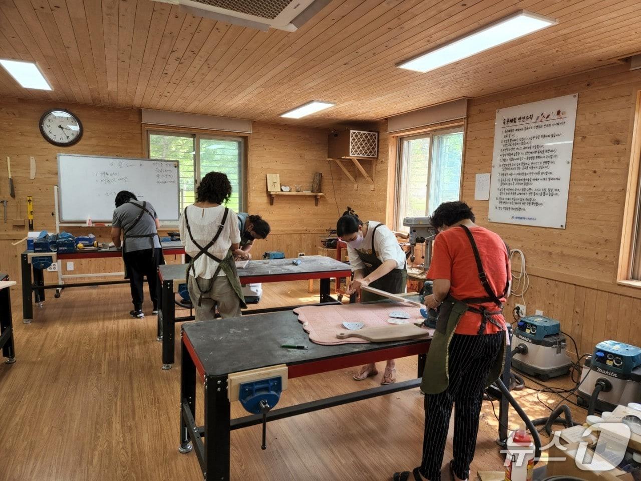 본문 이미지 - 대청목재문화체험장에서 목재 문화 체험 모습.(대덕구 제공. 재판매 및 DB금지)/뉴스1